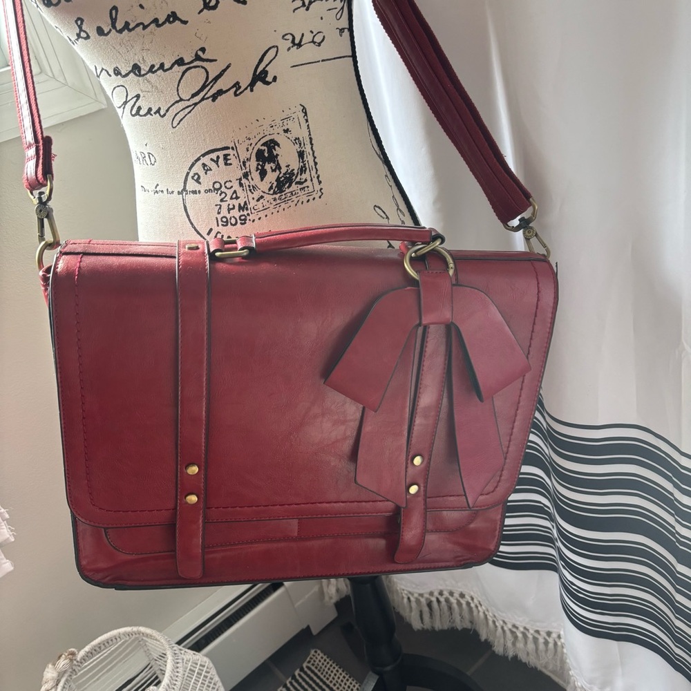 Chic Burgundy Laptop Bag with Bow Accent